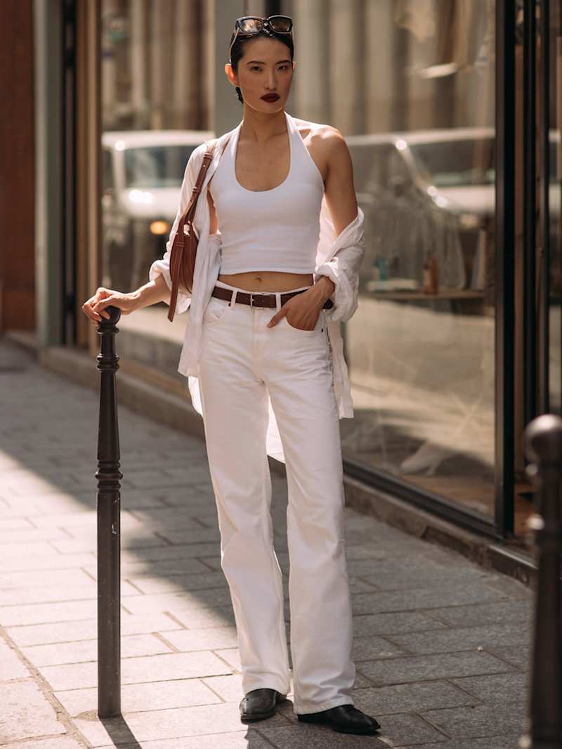 Frau trägt ein weißes Shirt zu einer weißen Jeans als Freizeit-Outfit