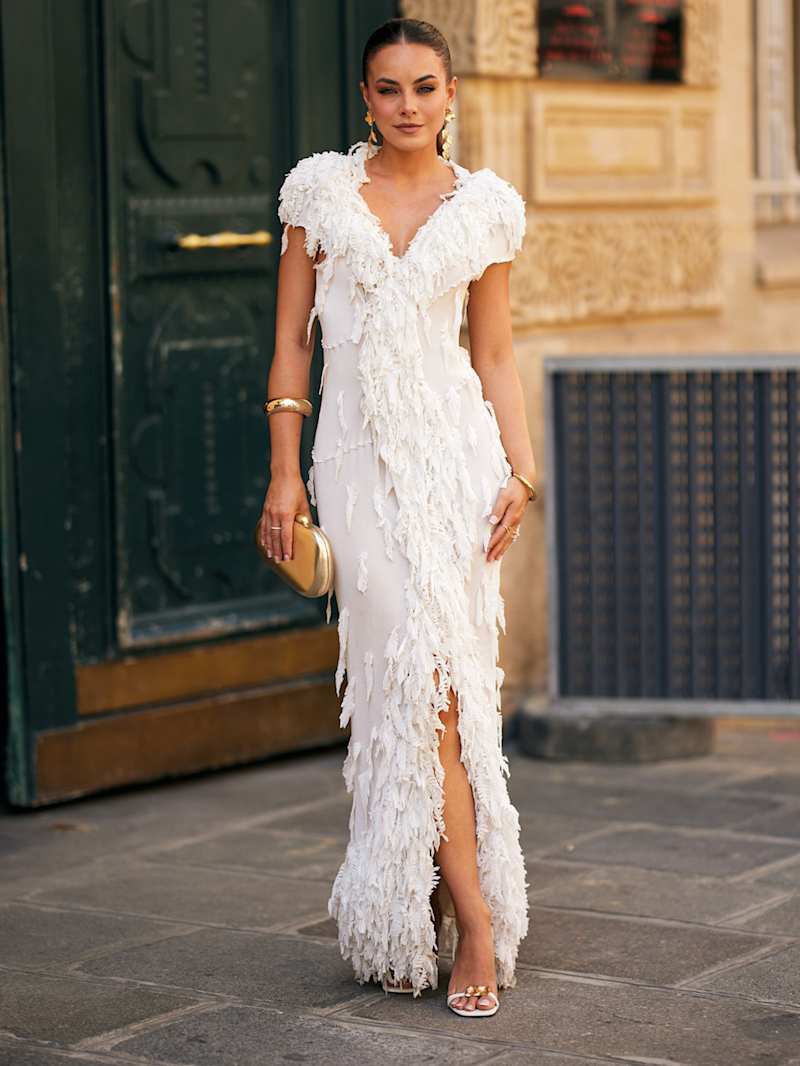 Frau trägt ein langes weißes Abendkleid