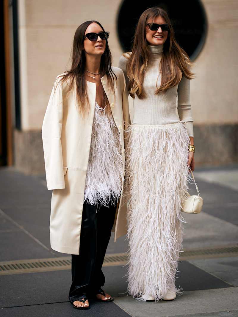 Zwei Frauen tragen Outfits in der Pantone Trendfarbe 2026 Cloud Dancer, ein warmer Weißton