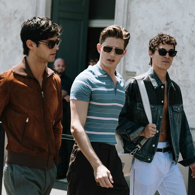 Drei Männer tragen verschiedene Trendfrisuren 2026
