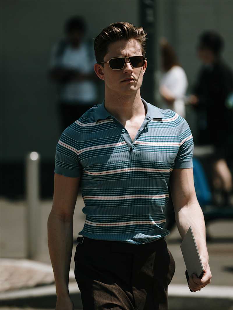 Brünetter Mann trägt die Trendfrisur Sleek-Back