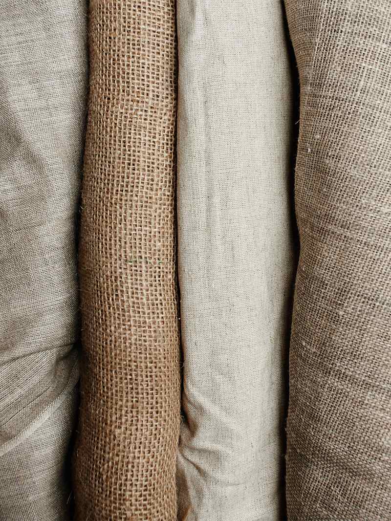 Leinenstoffe in Erdtönen