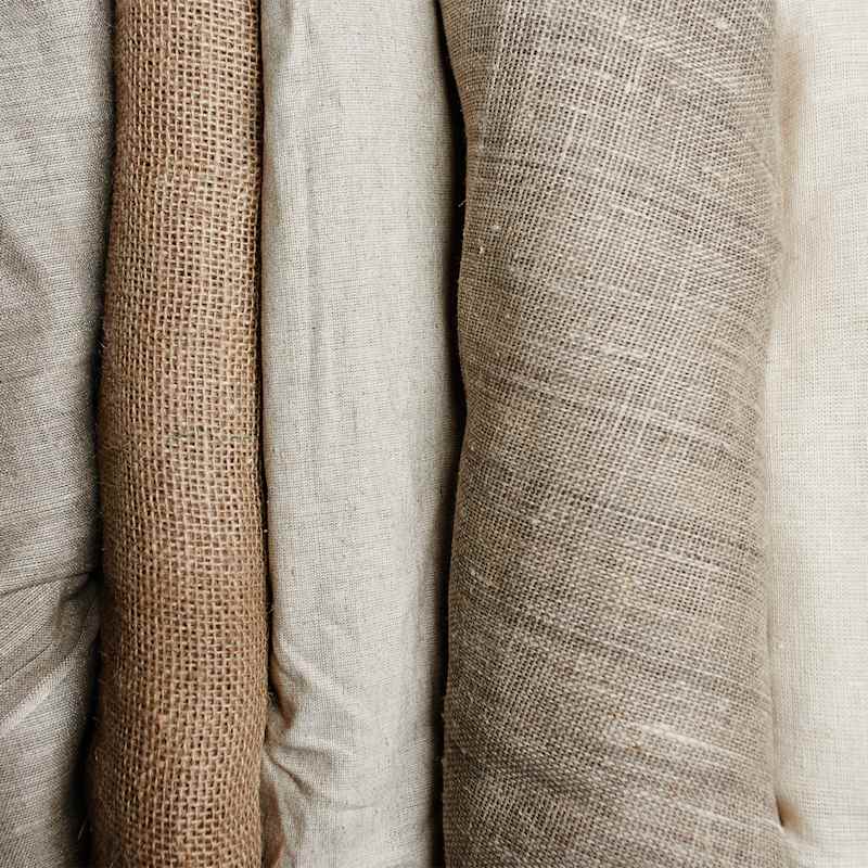 Nahaufnahme von Leinenstoffen in Naturfarben