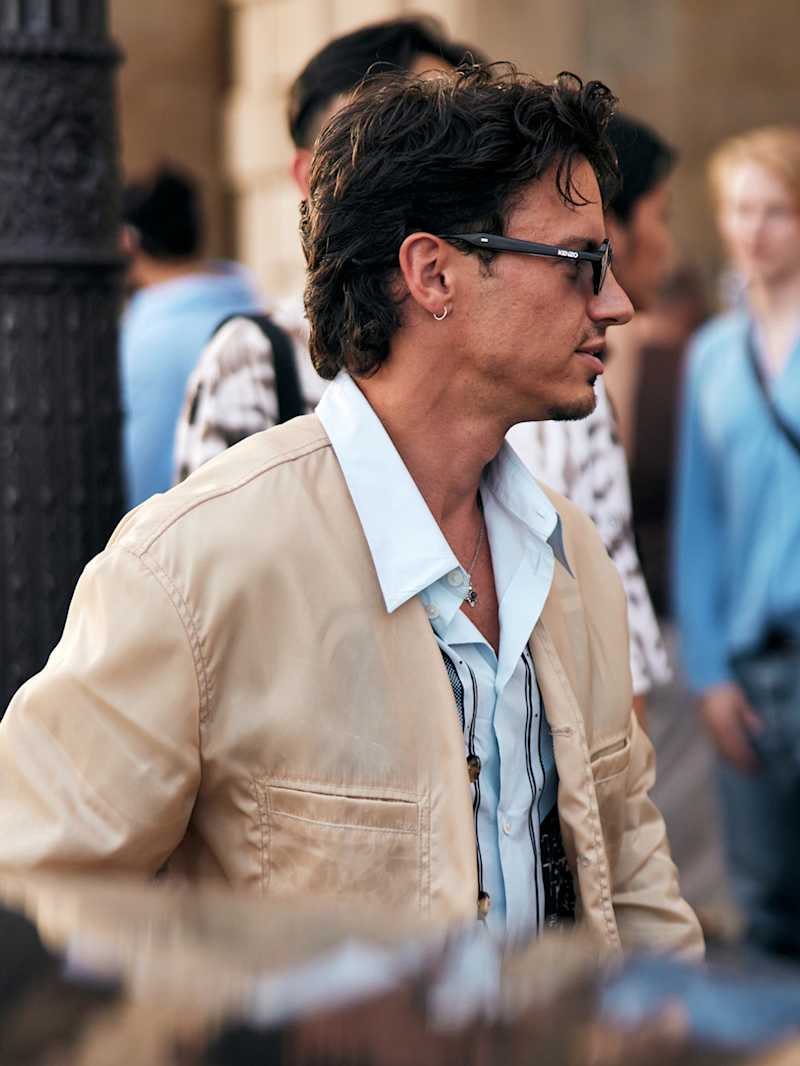 Brünetter Mann trägt die Trendfrisur Wolf Cut