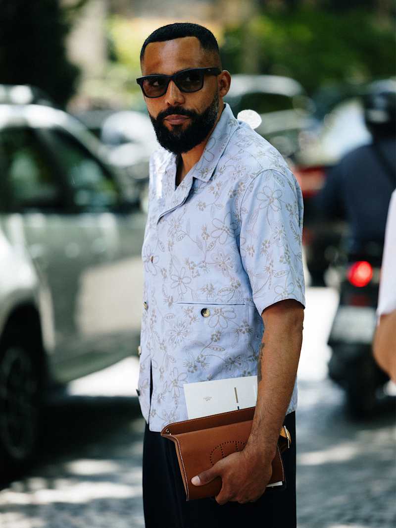 Schwarzhaariger Mann trägt einen Buzz Cut mit leichtem Fade