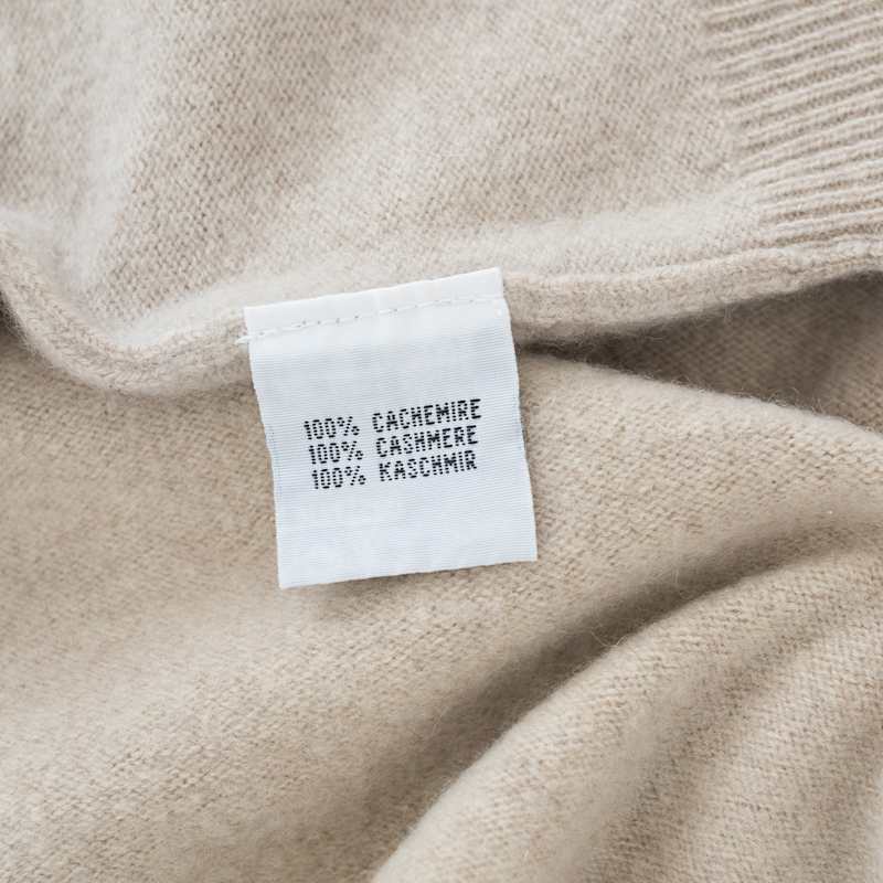 Nahaufnahme von einem Pullover mit einem Schild auf dem 100% Cashmere steht 
