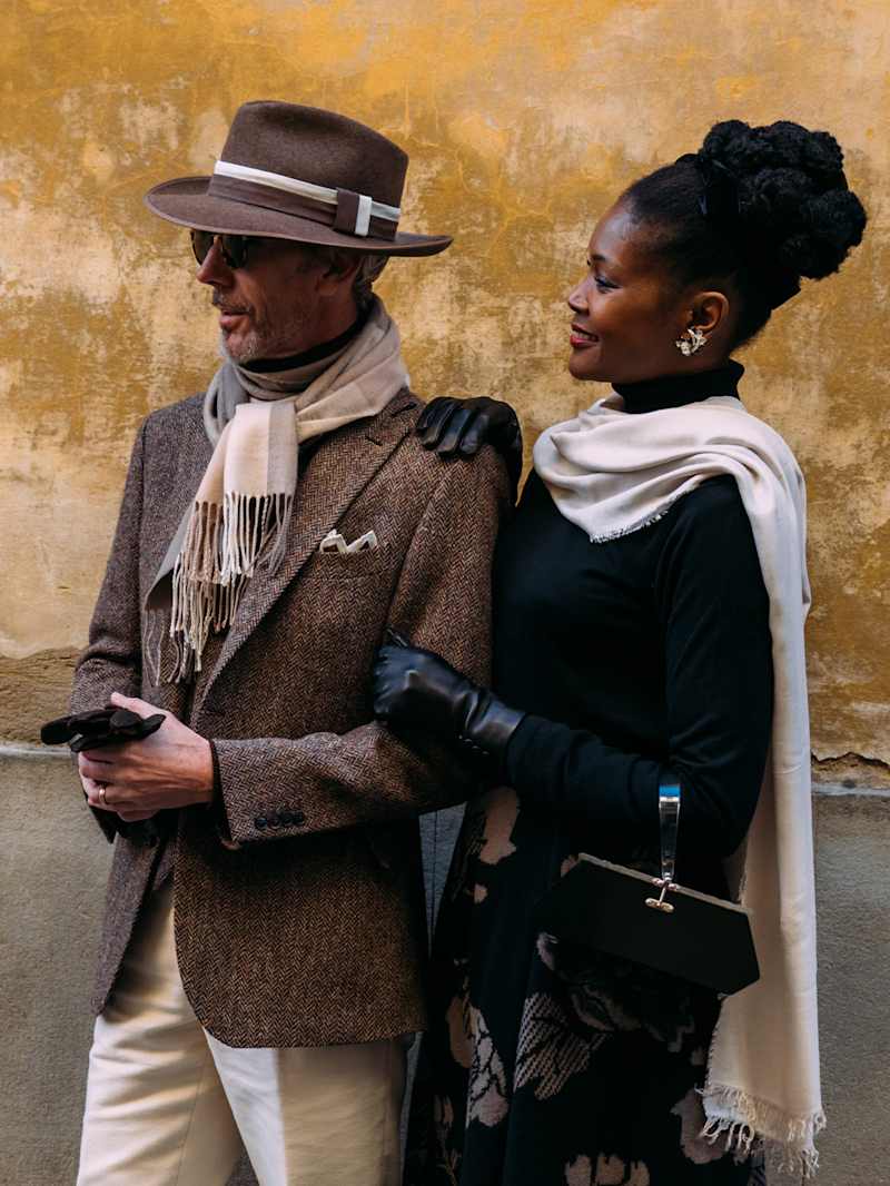 Frau und Mann tragen Kaschmir-Schals