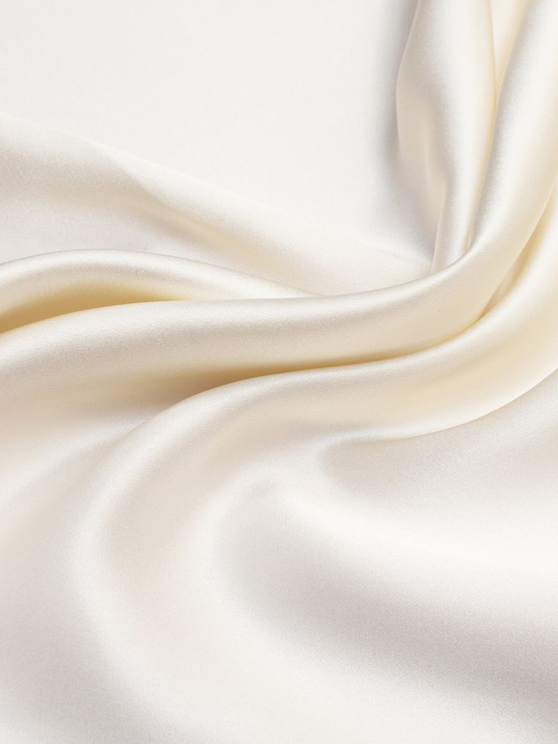 Nahaufnahme von einem weißen Seidenstoff