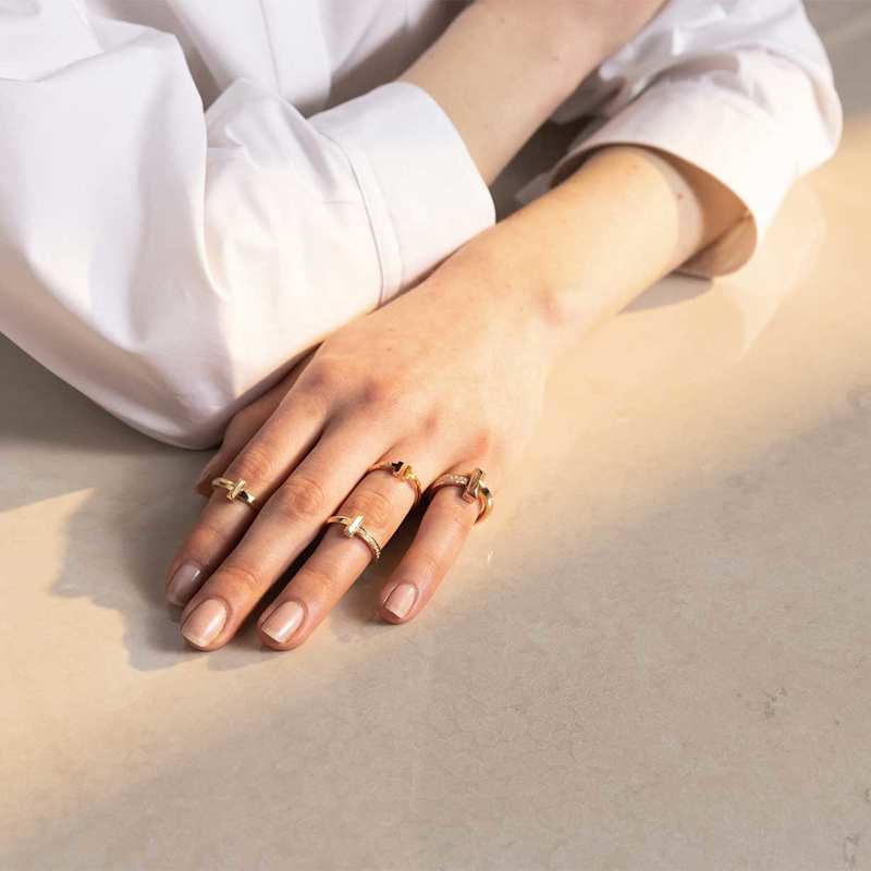 Frau trägt verschiedene Ringe zu einem angesagten Ring-Stacking 