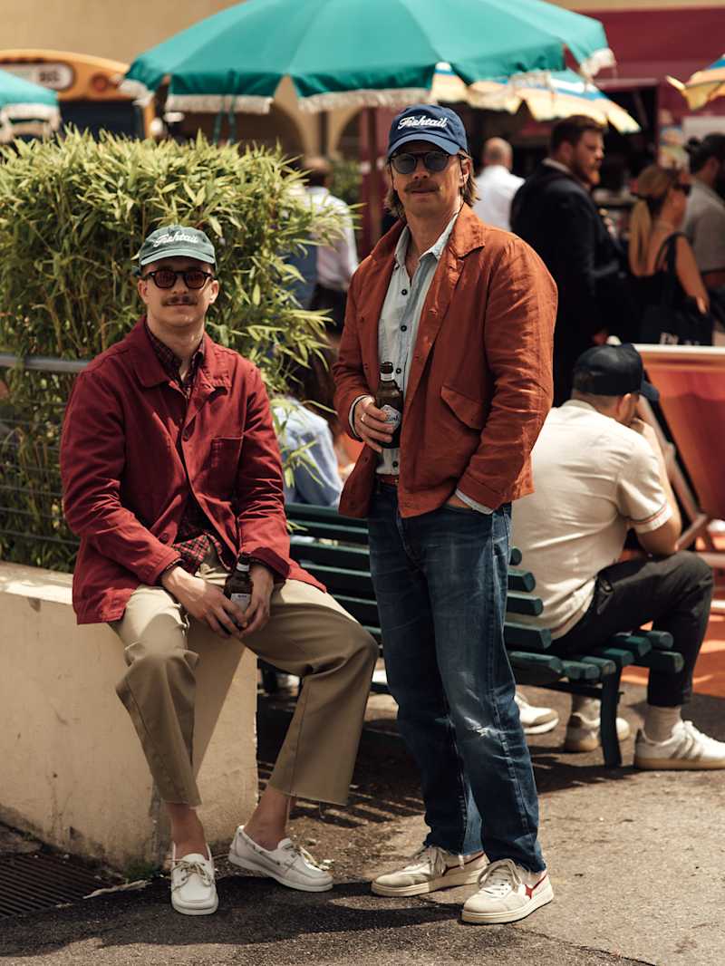 Zwei Männer tragen weiße Sneaker zu legeren Casual-Outfits