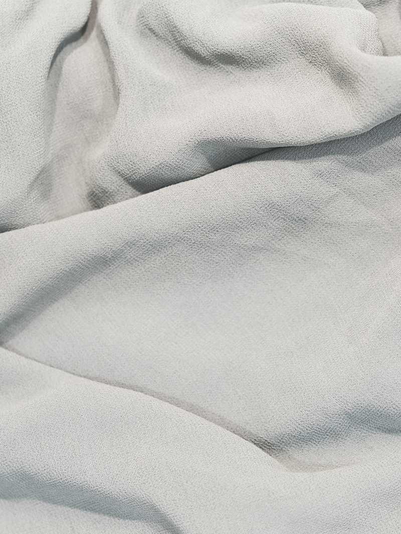 Nahaufnahme von einem hellgrauen Viskosestoff