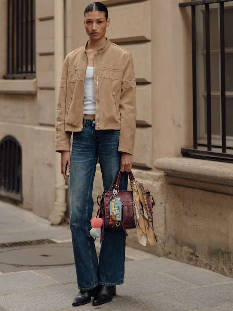 Frau trägt eine rote Handtasche mit Bag Charms