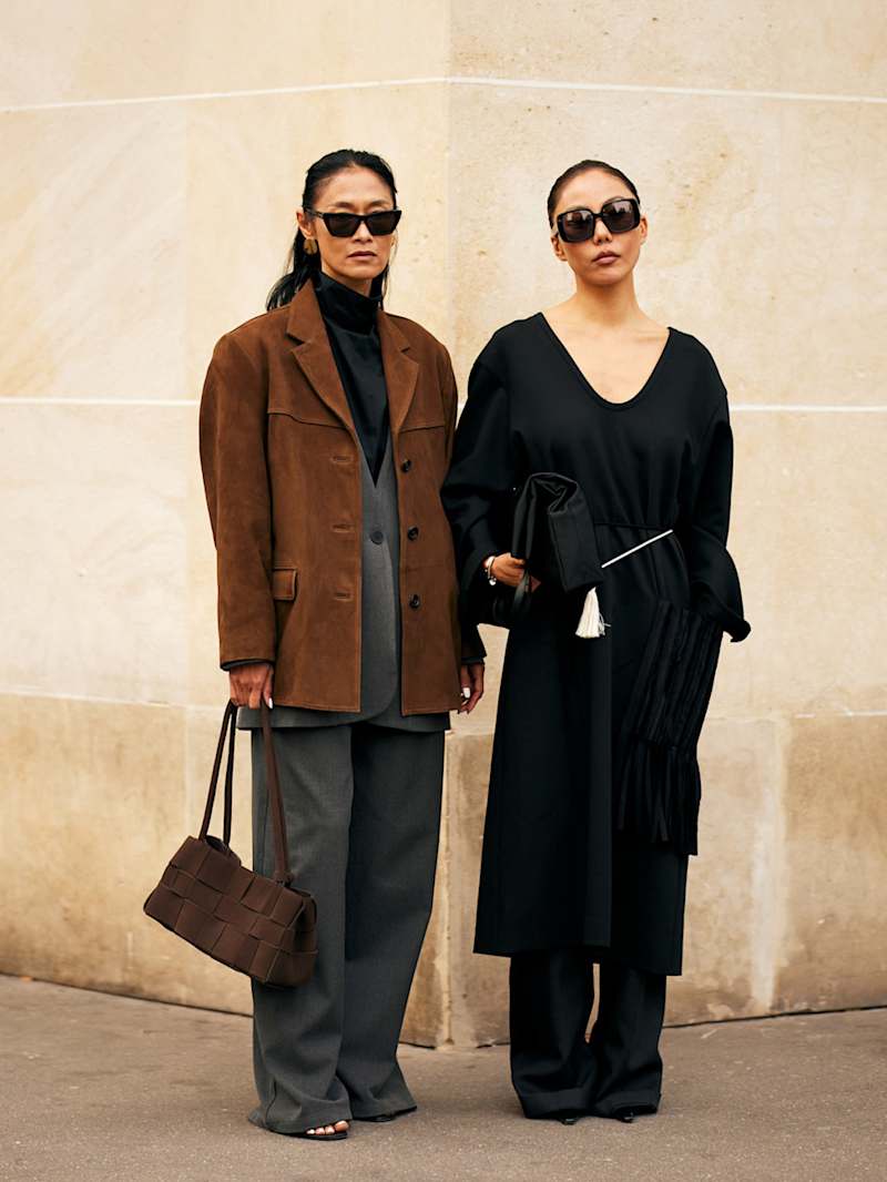 Zwei Frauen tragen die angesagtesten Taschen 2026