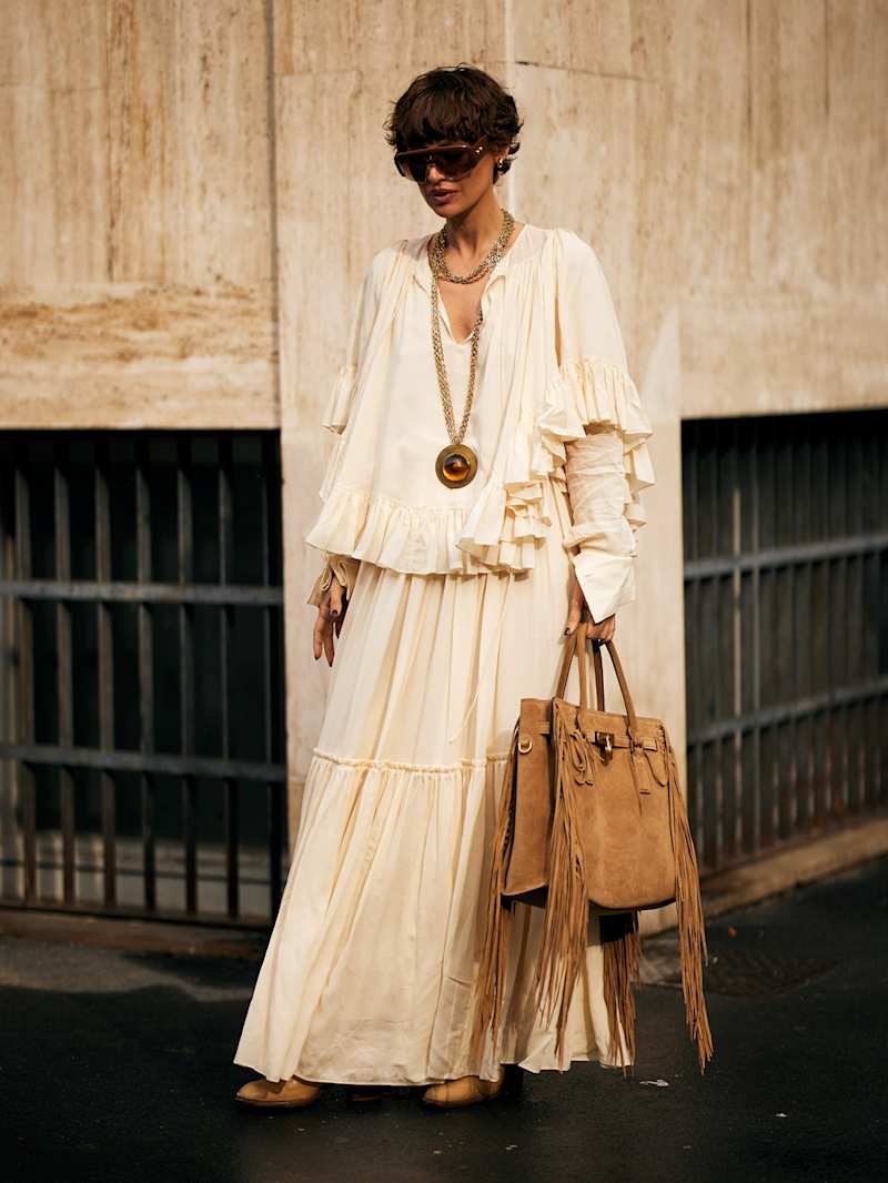 Frau trägt eine braune Tasche mit Fransen