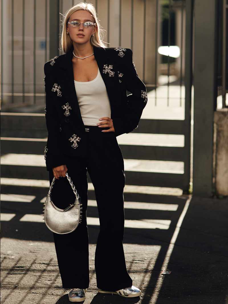 Frau trägt eine silberne Handtasche