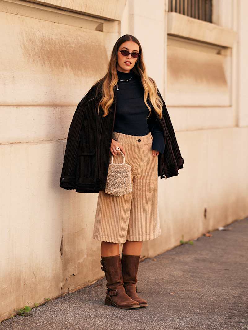 Frau trägt eine Häkeltasche als Teil ihres Outfits