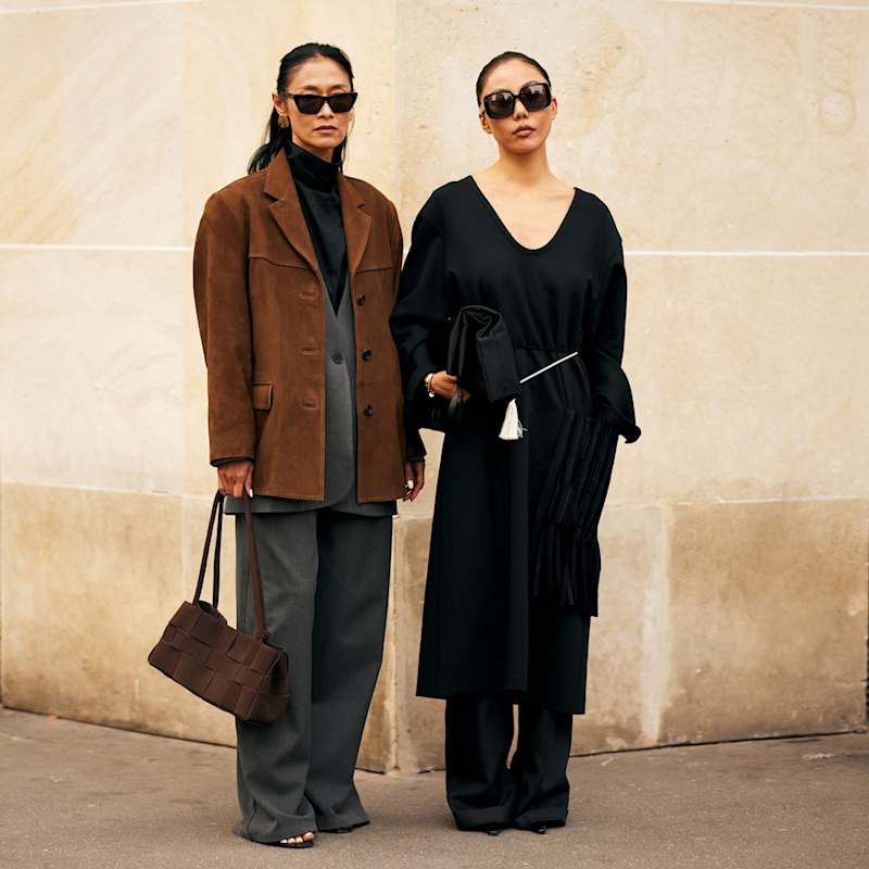 Zwei Frauen tragen modische Outfits und einen schwarze XXL-Shopper und East-West-Bag, die Trend-Taschen im Herbst/Winter 2026/27.