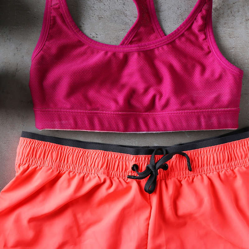 Frauensporttop und Shorts