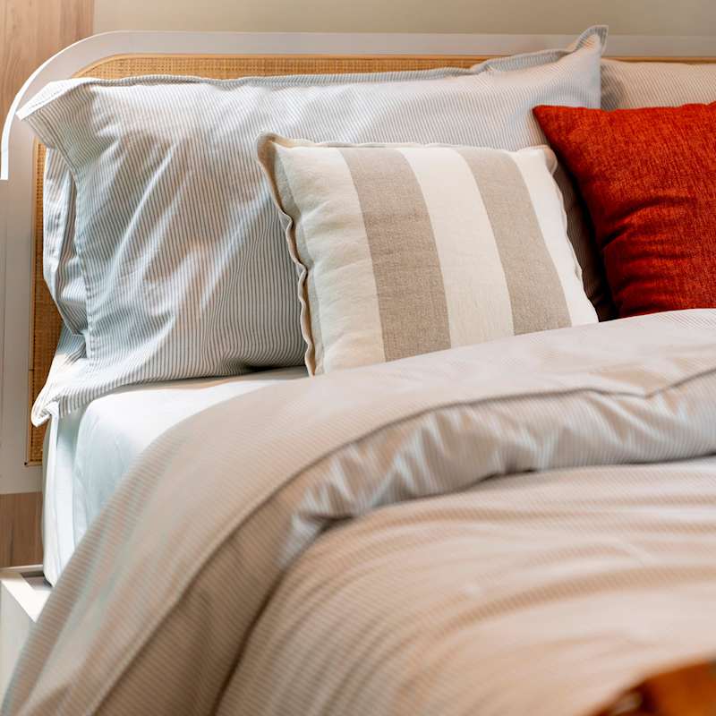 Bezüge, Decken und Kissen in Beige, Weiß und Rot