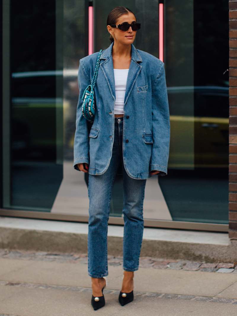 Frau trägt Denim Look mit Styles für Mode für kleine Frauen
