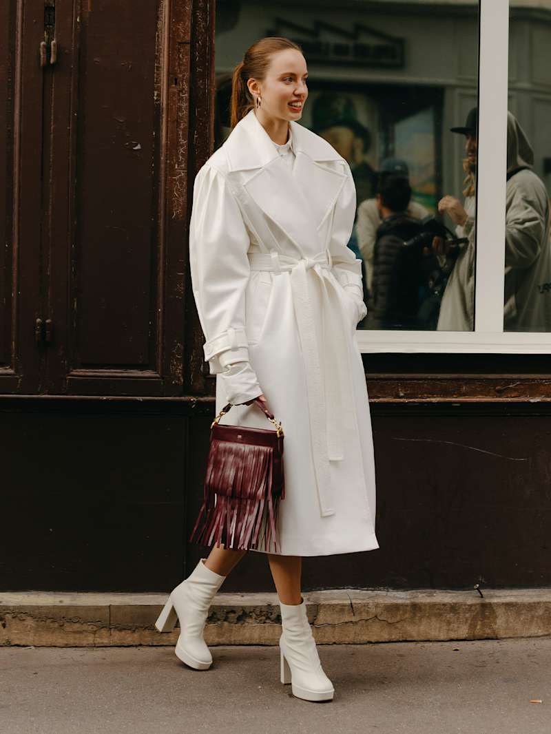 Mode für kleine Frauen mit einem Trenchcoat