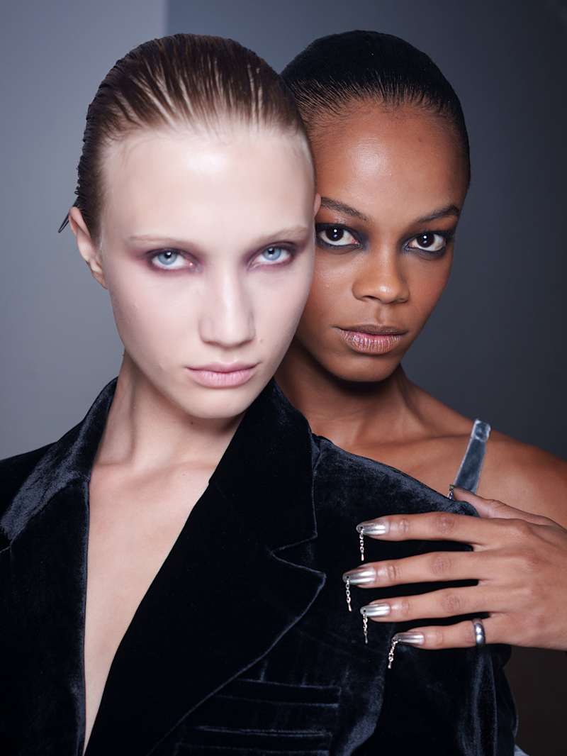 Dwie kobiety z trendem ombré na paznokciach