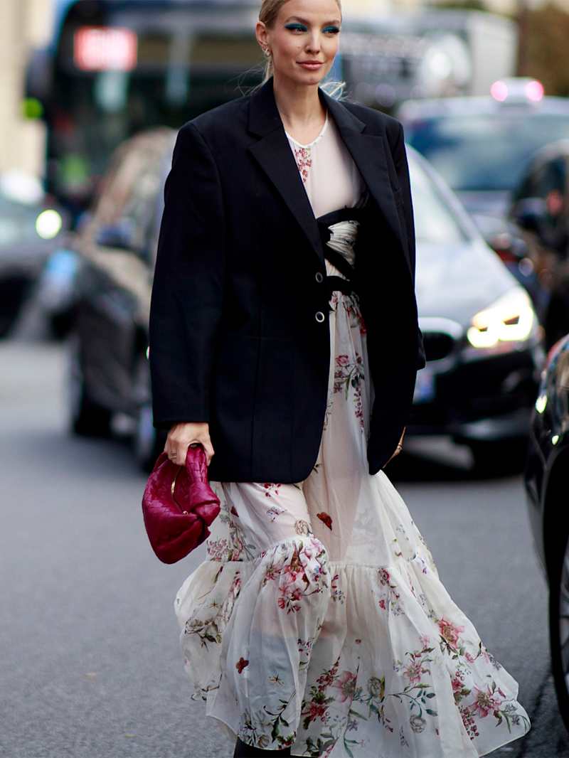 Leonie Hanne trägt ein Kleid für große Frauen in Tüll mit Spitze und Volant mit Stickereien