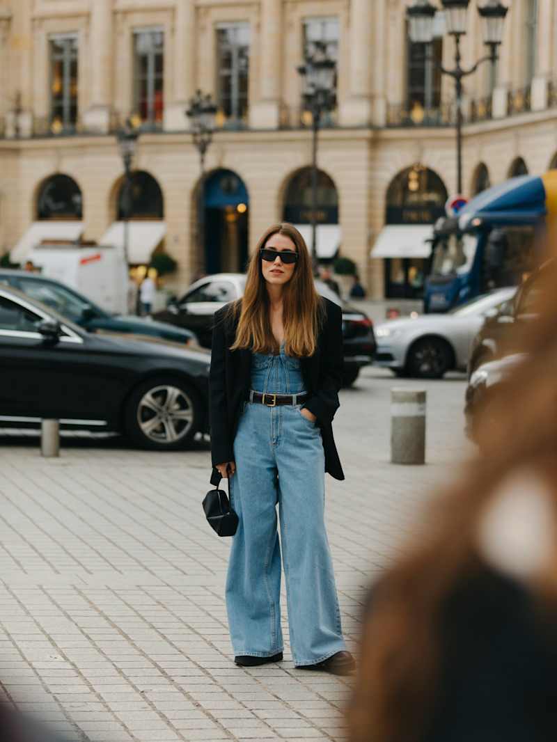 Frau trägt Denim Look mit weiter Mom Jeans, perfekt für große Frauen