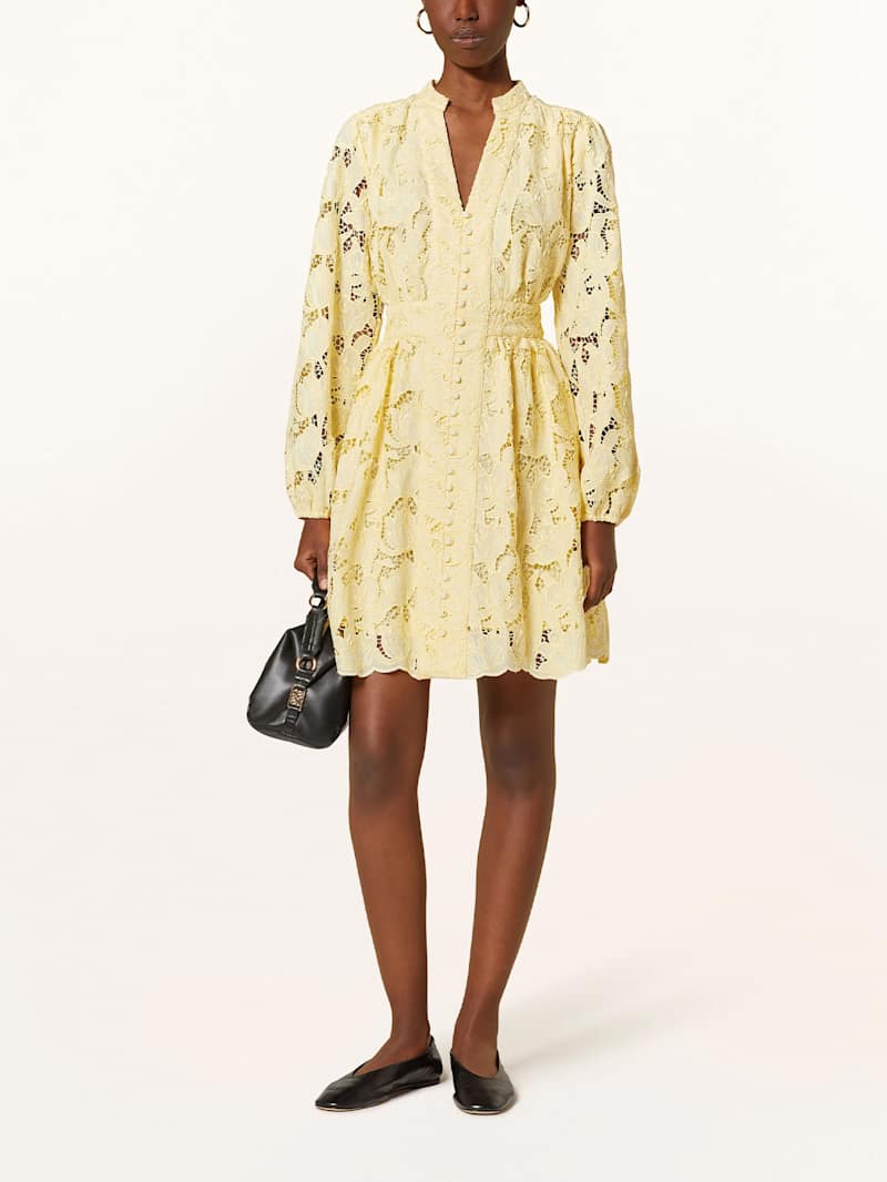 Frau trägt ein gelbes Spitzenkleid