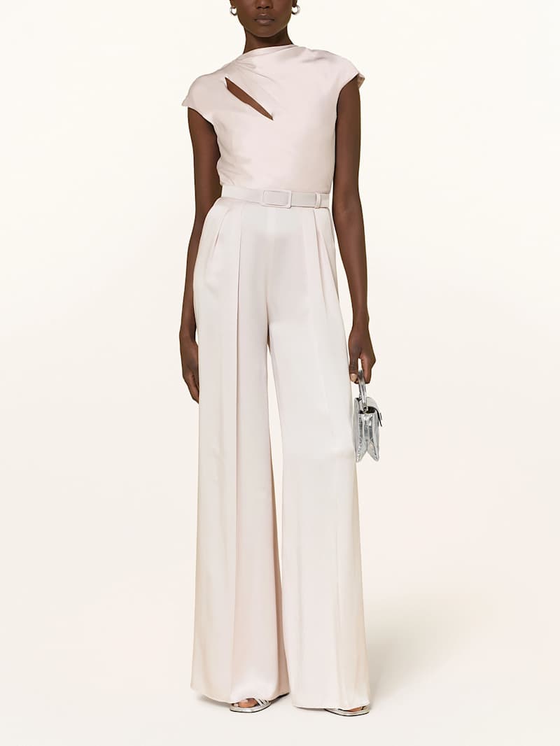 Frau trägt Jumpsuit aus Satin