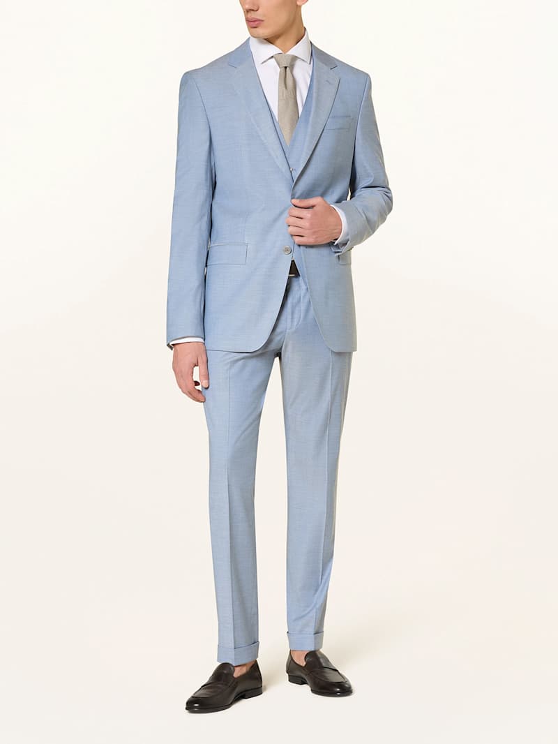 Zwei Männer auf einer Hochzeit tragen dunkle Anzüge