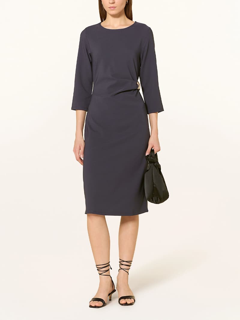 Frau trägt ein dunkelgraues Cocktailkleid