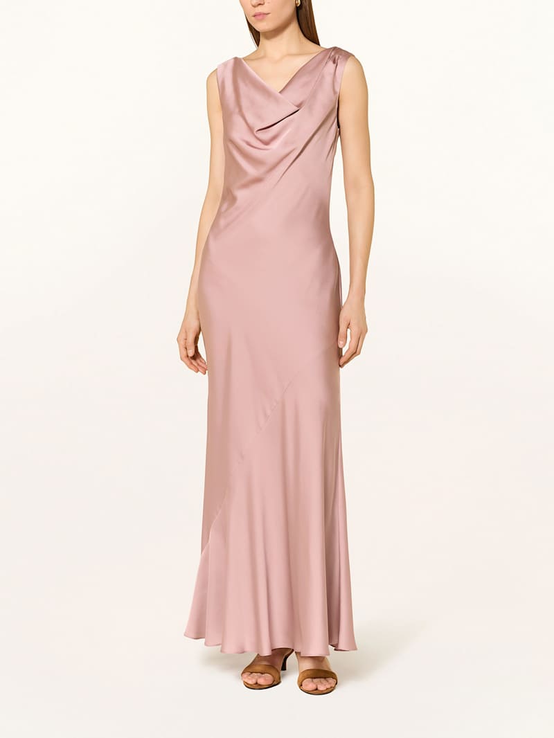 Frau trägt ein langes Kleid in der Farbe Rosa