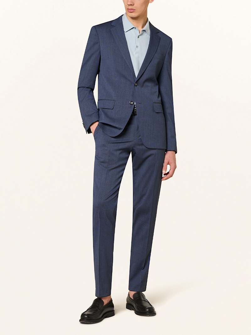 Mann trägt einen blauen Anzug