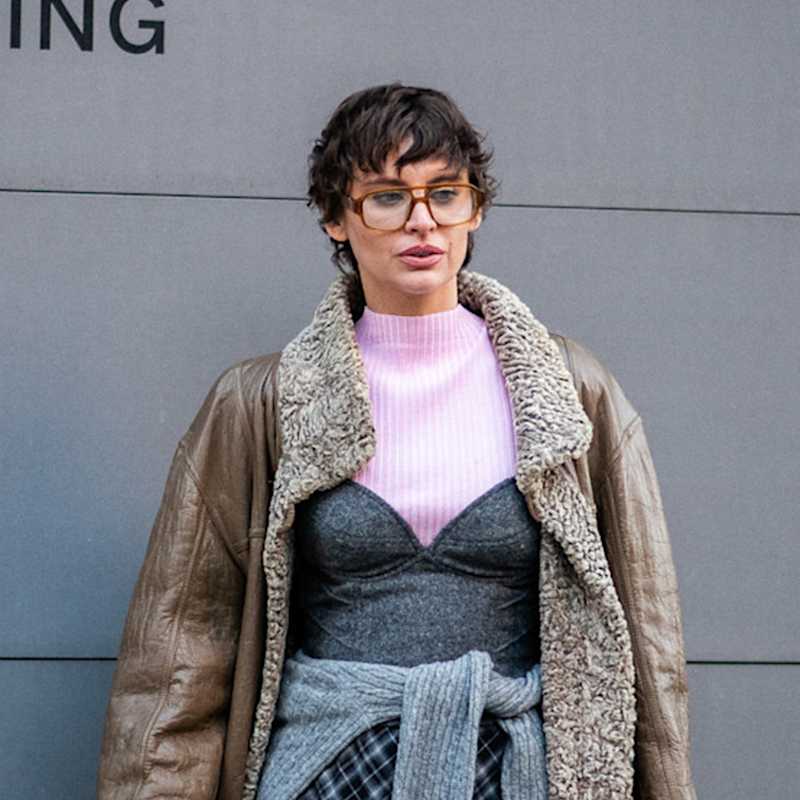 Brünette Frau trägt welligen Oasis Bob 