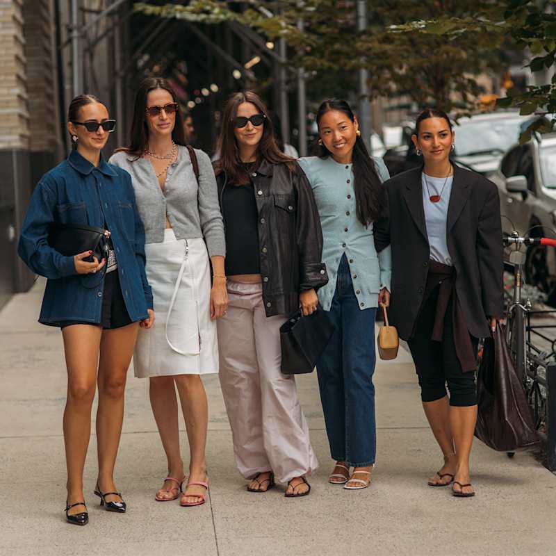 Frauen tragen die neusten Schuhtrends im Frühjahr/Sommer 2025