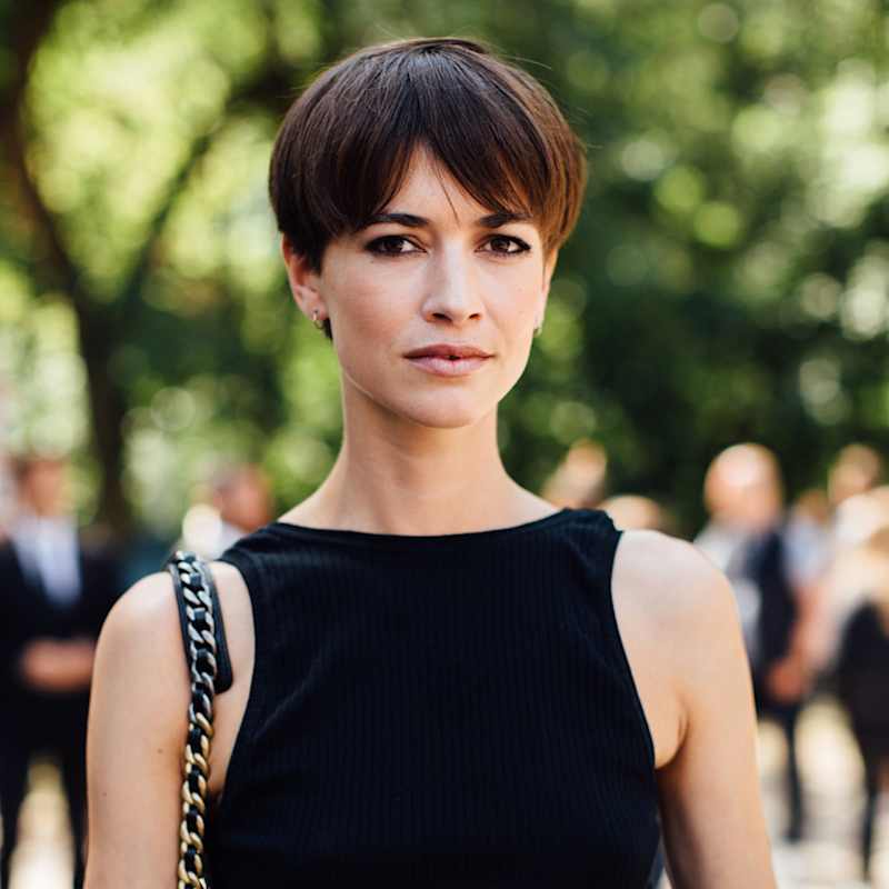 Brunetka z włosami ściętymi na bardzo krótką wersję fryzury pixie bob