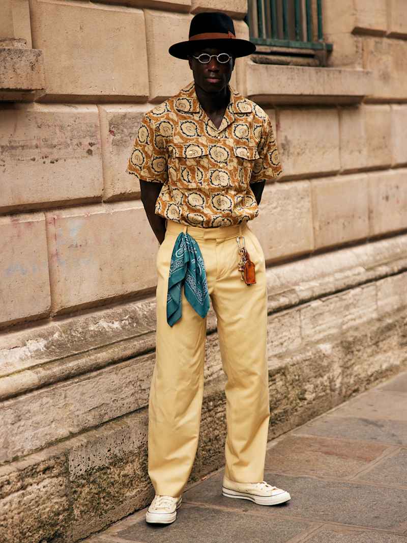 Mann trägt sommerliches Outfit in der Farbe Gelb