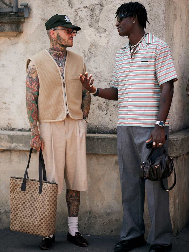 Männer tragen die neuen Modetrends für Frühjahr/Sommer