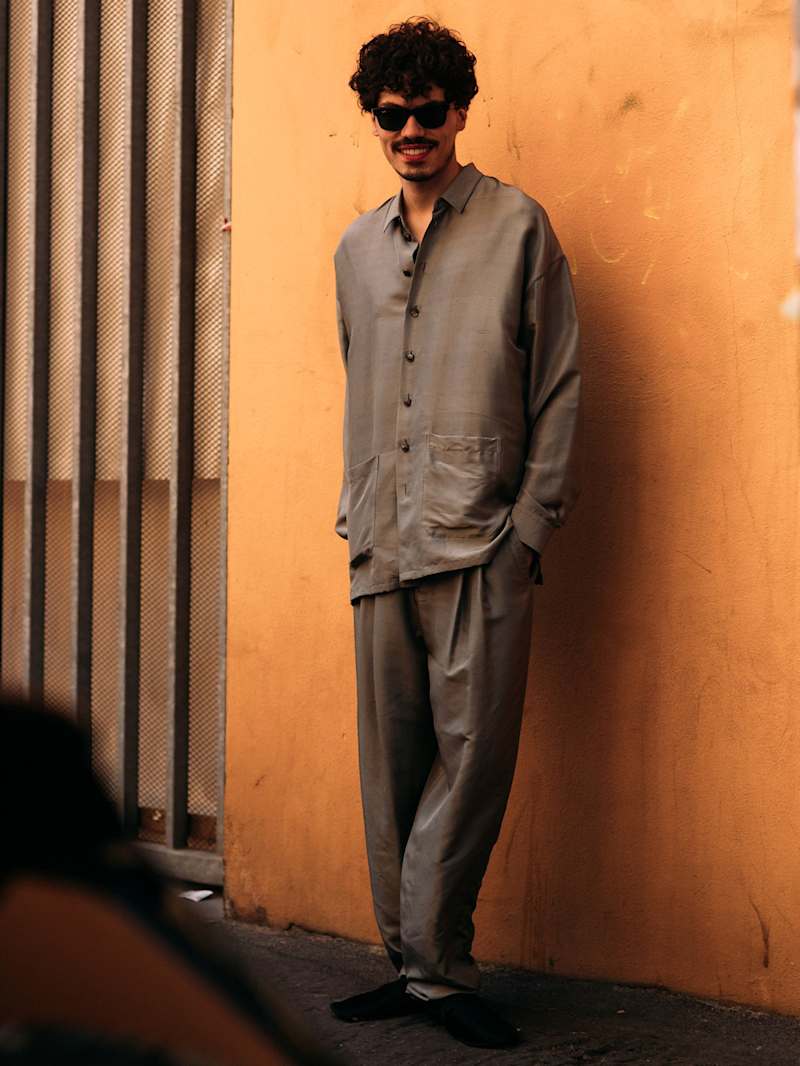 Mann trägt ein Set aus Hemd und weiter Hose in der Farbe Taupe