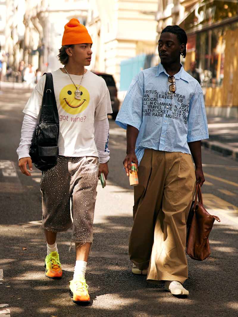 Zwei Männer tragen bedruckte T-Shirts und Hemden