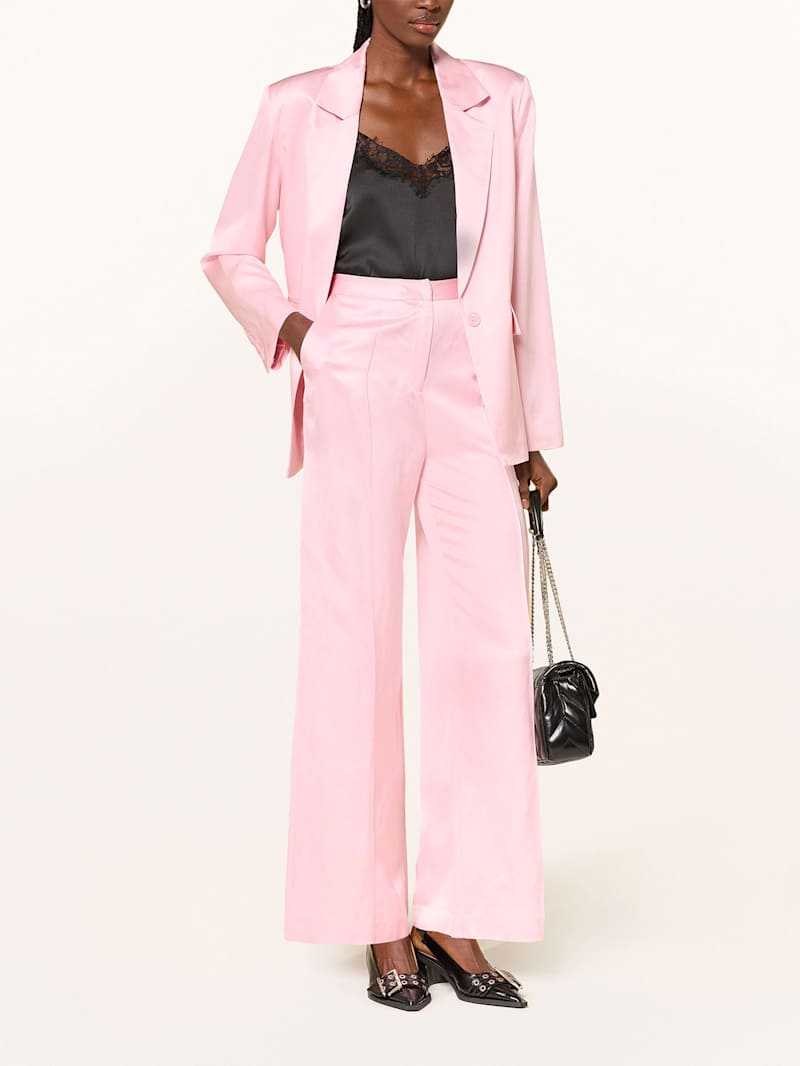 Rosafarbener Hosenanzug aus Satin