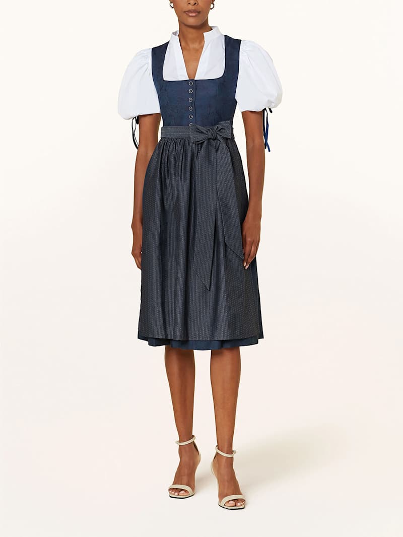 Blaues Dirndl mit weisser Dirndlbluse und voluminösen Ärmeln