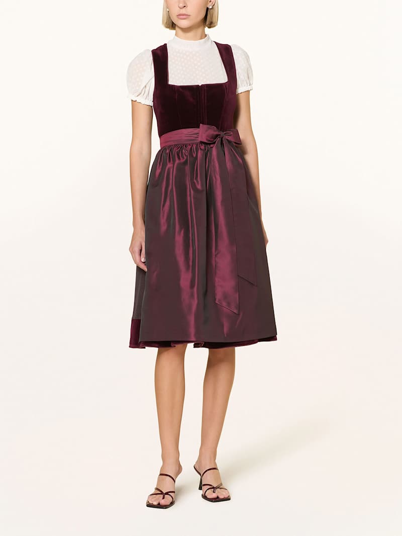Burgunderrotes Dirndl mit hochgeschlossener Dirndlbluse in Weiss