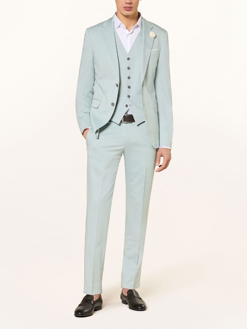 Mann trägt einen Anzug bestehend aus Sakko, Weste und Hose in der Farbe Mint