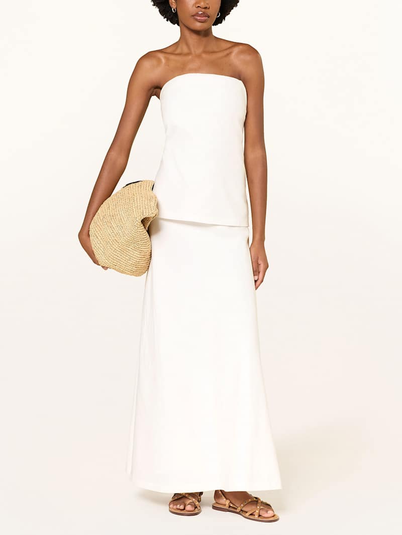 Frau trägt weißes Off-Shoulder-Kleid