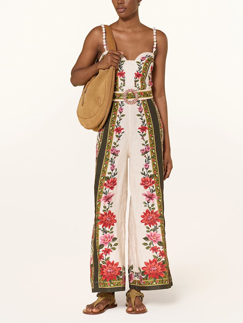 Frau trägt einen Jumpsuit mit tropischen Muster der Marke FARM RIO