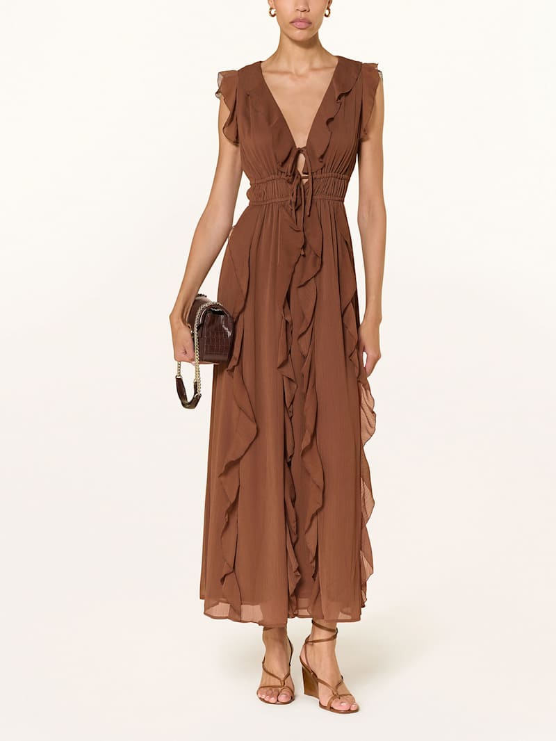 Frau trägt ein Kleid mit Volants in der Farbe Braun