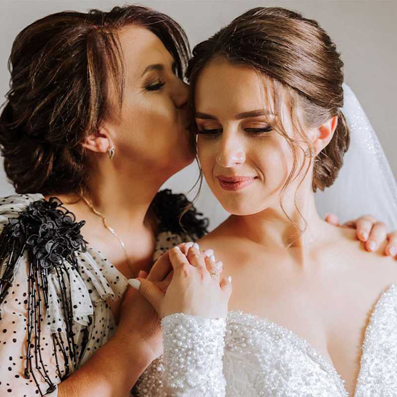 Brautmutter umarmt die Braut