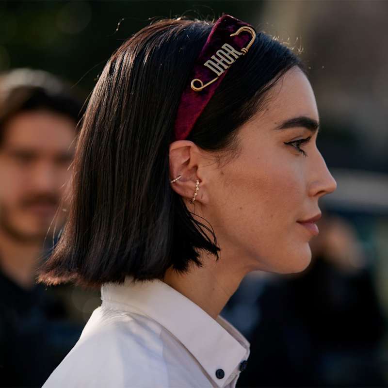 Frau trägt ihre Haare im edlen Retro-Glamour Look mit Schmuck-Accessoires